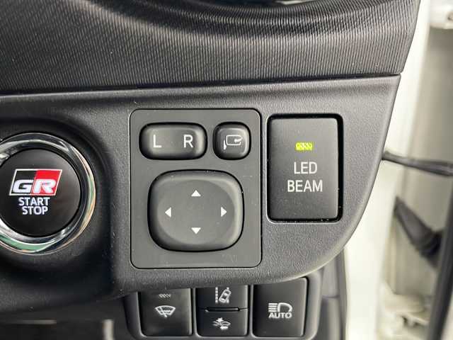 トヨタ アクア G GRスポーツ 17インチPKG 秋田県 2018(平30)年 5.6万km ライムホワイトパールクリスタルシャイン 純正ナビ【AM/FM/BT/CD】 /フルセグTV /バックカメラ /ETC /GR専用ハーフレザーシート　/GR専用フロアマット　/寒冷地仕様　/クルーズコントロール　/オートマチックハイビーム　/フロントワイパーデアイサー /ソナー/オートエアコン /ハーフレザー/革巻きステアリング/EV MODE/ECO MODE/横滑り防止装置/衝突被害軽減システム/オートライト/スマートキー/ステアリングリモコン/レーン逸脱防止/プッシュスタート /電格ミラー/純正フロアマット/サイドバイザー /純正AW/ウィンカーミラー /フォグライト /保証書/取扱説明書