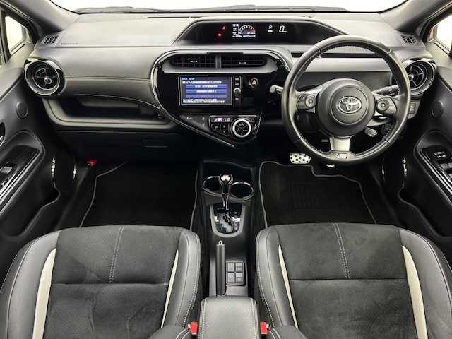 トヨタ アクア G GRスポーツ 17インチPKG 秋田県 2018(平30)年 5.6万km ライムホワイトパールクリスタルシャイン 純正ナビ【AM/FM/BT/CD】 /フルセグTV /バックカメラ /ETC /GR専用ハーフレザーシート　/GR専用フロアマット　/寒冷地仕様　/クルーズコントロール　/オートマチックハイビーム　/フロントワイパーデアイサー /ソナー/オートエアコン /ハーフレザー/革巻きステアリング/EV MODE/ECO MODE/横滑り防止装置/衝突被害軽減システム/オートライト/スマートキー/ステアリングリモコン/レーン逸脱防止/プッシュスタート /電格ミラー/純正フロアマット/サイドバイザー /純正AW/ウィンカーミラー /フォグライト /保証書/取扱説明書