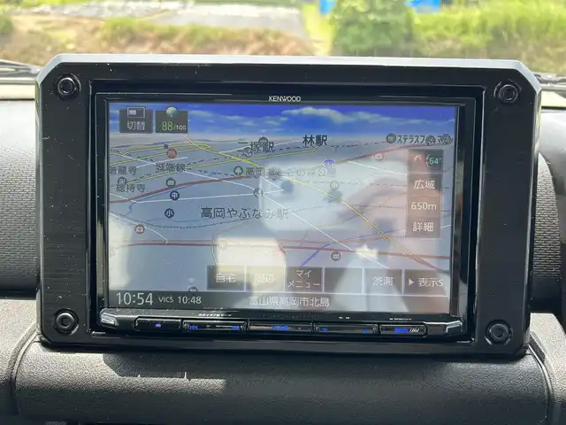 スズキ ジムニー シエラ JC 富山県 2023(令5)年 1万km ミディアムグレー ワンオーナー/4WD/クルーズコントロール/レーンキープアシスト/横滑り防止装置/衝突軽減システム/ダウンヒルアシストコントロール/社外SDナビ/フルセグTV/Bluetooth/DVD再生/バックカメラ/ビルトインETC/社外アルミホイール/運転席助手席シートヒーター