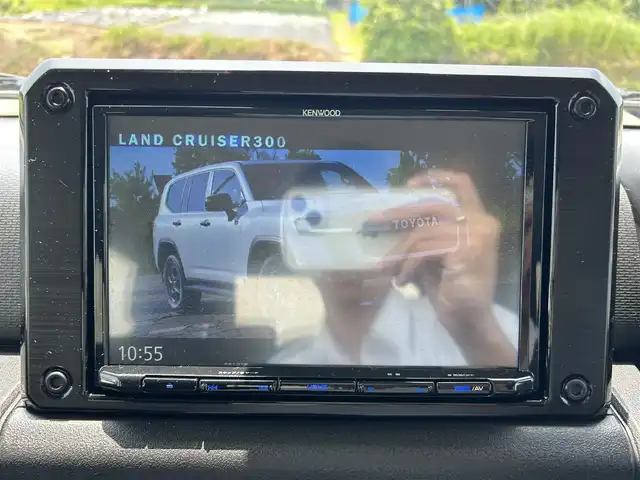 スズキ ジムニー シエラ JC 富山県 2023(令5)年 1万km ミディアムグレー ワンオーナー/4WD/クルーズコントロール/レーンキープアシスト/横滑り防止装置/衝突軽減システム/ダウンヒルアシストコントロール/社外SDナビ/フルセグTV/Bluetooth/DVD再生/バックカメラ/ビルトインETC/社外アルミホイール/運転席助手席シートヒーター