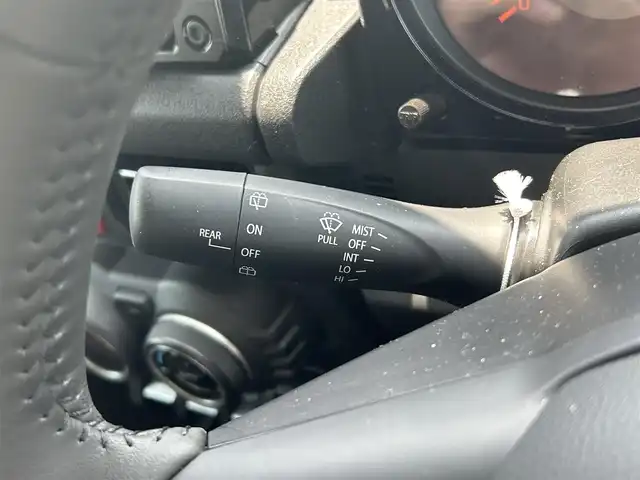 スズキ ジムニー シエラ JC 富山県 2023(令5)年 1万km ミディアムグレー ワンオーナー/4WD/クルーズコントロール/レーンキープアシスト/横滑り防止装置/衝突軽減システム/ダウンヒルアシストコントロール/社外SDナビ/フルセグTV/Bluetooth/DVD再生/バックカメラ/ビルトインETC/社外アルミホイール/運転席助手席シートヒーター