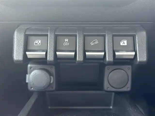 スズキ ジムニー シエラ JC 富山県 2023(令5)年 1万km ミディアムグレー ワンオーナー/4WD/クルーズコントロール/レーンキープアシスト/横滑り防止装置/衝突軽減システム/ダウンヒルアシストコントロール/社外SDナビ/フルセグTV/Bluetooth/DVD再生/バックカメラ/ビルトインETC/社外アルミホイール/運転席助手席シートヒーター
