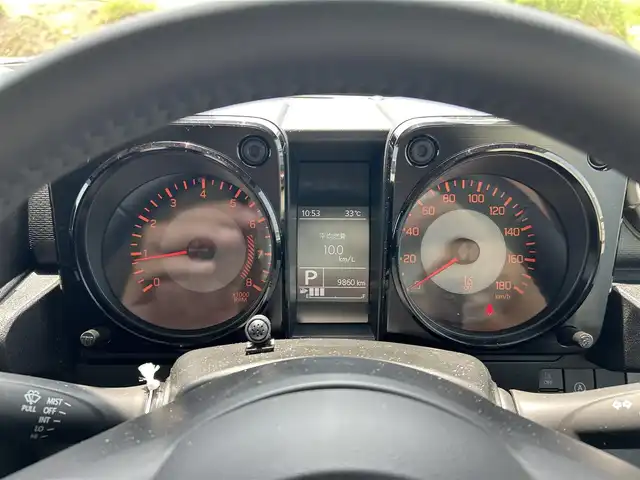 スズキ ジムニー シエラ JC 富山県 2023(令5)年 1万km ミディアムグレー ワンオーナー/4WD/クルーズコントロール/レーンキープアシスト/横滑り防止装置/衝突軽減システム/ダウンヒルアシストコントロール/社外SDナビ/フルセグTV/Bluetooth/DVD再生/バックカメラ/ビルトインETC/社外アルミホイール/運転席助手席シートヒーター