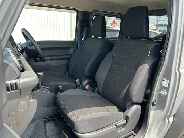 スズキ ジムニー シエラ JC 富山県 2023(令5)年 1万km ミディアムグレー ワンオーナー/4WD/クルーズコントロール/レーンキープアシスト/横滑り防止装置/衝突軽減システム/ダウンヒルアシストコントロール/社外SDナビ/フルセグTV/Bluetooth/DVD再生/バックカメラ/ビルトインETC/社外アルミホイール/運転席助手席シートヒーター