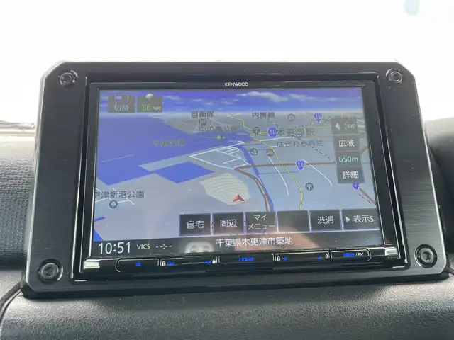 スズキ ジムニー シエラ JC 千葉県 2023(令5)年 1万km ミディアムグレー 衝突軽減ブレーキ/レーンキープアシスト/クルーズコントロール/社外メモリナビ/　フルセグ/BT/DVD/CD/USB/バックカメラ/ステアリングスイッチ/ETC/LEDヘッドライト/オートライト/フォグライト/スマートキー/プッシュスタート/純正フロアマット/純正AW積込/電動格納ミラー