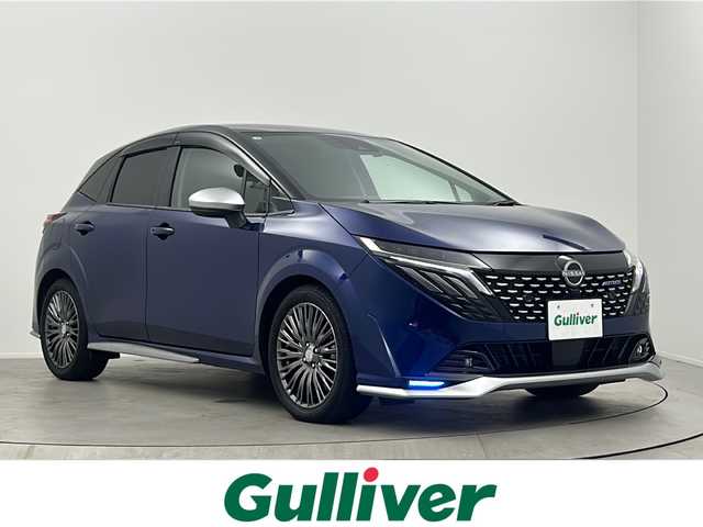 日産 オーラ オーテック 大阪府 2025(令7)年 0.3万km オーロラフレアブルーパール /スーパーブラック 2トーン インテリジェントエマージェンシーブレーキ/緊急停止支援システム/前方衝突予測警報/アダプティブLEDヘッドライト/ふらつき防止装置/標識検知機能/車線逸脱警報装置/後側方衝突防止支援システム/後側方車両検知警報/アラウンドビューモニター/踏み間違い衝突防止アシスト/後退時車両検知警報/純正9インチナビ/　フルセグTV　BT　HDMI/バックカメラ/ビルトインETC/デジタルインナーミラー/純正17インチアルミ/電子パーキング/・オートブレーキホールド/ブラインドスポットモニター/ヘッドアップディスプレイ/プッシュスタート/スマートキー/純正フロアマット/D席パワーシート/レザーシート/プッシュスタート/LEDライト/オートライト/電動格納ミラー/ドアバイザー