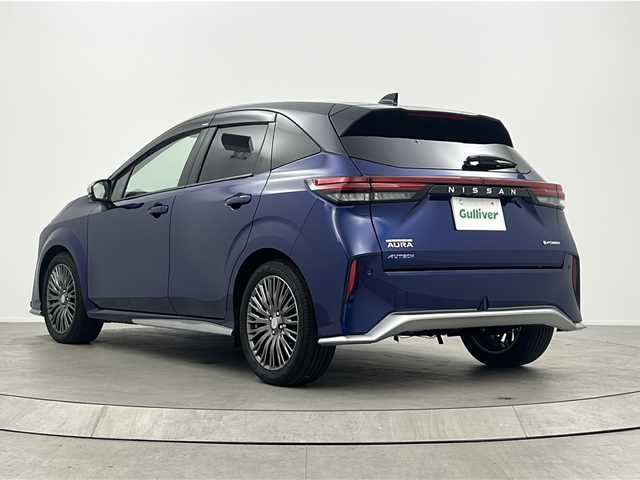 日産 オーラ オーテック 大阪府 2025(令7)年 0.3万km オーロラフレアブルーパール /スーパーブラック 2トーン インテリジェントエマージェンシーブレーキ/緊急停止支援システム/前方衝突予測警報/アダプティブLEDヘッドライト/ふらつき防止装置/標識検知機能/車線逸脱警報装置/後側方衝突防止支援システム/後側方車両検知警報/アラウンドビューモニター/踏み間違い衝突防止アシスト/後退時車両検知警報/純正9インチナビ/　フルセグTV　BT　HDMI/バックカメラ/ビルトインETC/デジタルインナーミラー/純正17インチアルミ/電子パーキング/・オートブレーキホールド/ブラインドスポットモニター/ヘッドアップディスプレイ/プッシュスタート/スマートキー/純正フロアマット/D席パワーシート/レザーシート/プッシュスタート/LEDライト/オートライト/電動格納ミラー/ドアバイザー