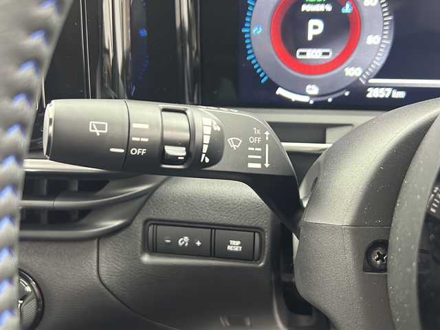 日産 オーラ オーテック 大阪府 2025(令7)年 0.3万km オーロラフレアブルーパール /スーパーブラック 2トーン インテリジェントエマージェンシーブレーキ/緊急停止支援システム/前方衝突予測警報/アダプティブLEDヘッドライト/ふらつき防止装置/標識検知機能/車線逸脱警報装置/後側方衝突防止支援システム/後側方車両検知警報/アラウンドビューモニター/踏み間違い衝突防止アシスト/後退時車両検知警報/純正9インチナビ/　フルセグTV　BT　HDMI/バックカメラ/ビルトインETC/デジタルインナーミラー/純正17インチアルミ/電子パーキング/・オートブレーキホールド/ブラインドスポットモニター/ヘッドアップディスプレイ/プッシュスタート/スマートキー/純正フロアマット/D席パワーシート/レザーシート/プッシュスタート/LEDライト/オートライト/電動格納ミラー/ドアバイザー
