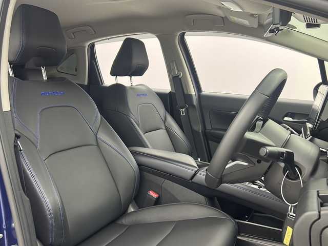日産 オーラ オーテック 大阪府 2025(令7)年 0.3万km オーロラフレアブルーパール /スーパーブラック 2トーン インテリジェントエマージェンシーブレーキ/緊急停止支援システム/前方衝突予測警報/アダプティブLEDヘッドライト/ふらつき防止装置/標識検知機能/車線逸脱警報装置/後側方衝突防止支援システム/後側方車両検知警報/アラウンドビューモニター/踏み間違い衝突防止アシスト/後退時車両検知警報/純正9インチナビ/　フルセグTV　BT　HDMI/バックカメラ/ビルトインETC/デジタルインナーミラー/純正17インチアルミ/電子パーキング/・オートブレーキホールド/ブラインドスポットモニター/ヘッドアップディスプレイ/プッシュスタート/スマートキー/純正フロアマット/D席パワーシート/レザーシート/プッシュスタート/LEDライト/オートライト/電動格納ミラー/ドアバイザー