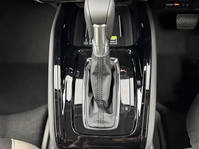 ホンダ ヴェゼル ハイブリッド e:HEV Z PLaYパッケージ 愛知県 2025(令7)年 0.1万km 黒Ⅱ ・純正ディスプレイナビ/（BT/Carplay/USB）/・フルセグTV/・バックカメラ/・電動パーキングシステム/・電動バックドア/・ハーフレザーシート/・前席シートヒーター/・ホンダセンシング/レーダークルーズコントロール/衝突軽減ブレーキ/レーンアシストシステム/ブラインドスポットモニター/コーナーセンサー/・クイック充電/・ステアリングヒーター/・パドルシフト/・純正１８インチAW/225/50/R18/・ETC2.0/・純正LEDライト/・保証書/・取扱説明書