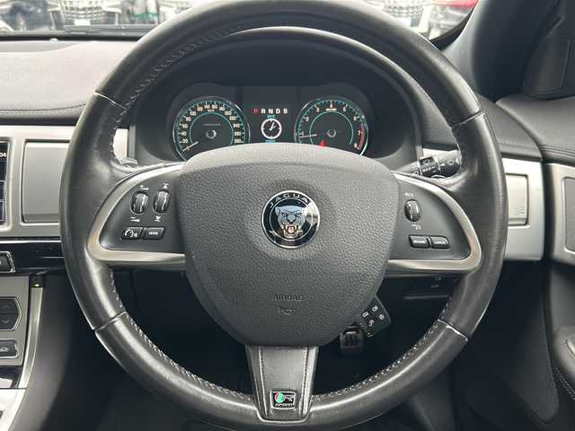 ジャガー ＸＦ 2．0R　スポーツLTD エディション 京都府 2015(平27)年 3.4万km 黒 ワンオーナー /純正メモリーナビ /バックカメラ /前後コーナーセンサー /パドルシフト /クルーズコントロール/ハーフレザー /シートヒーター /前後社外ドライブレコーダー(SN-TW84)/純正AW19インチ /ウィンカーミラー /パワーシート /Bluetooth/AUX/CD/DVD再生機能