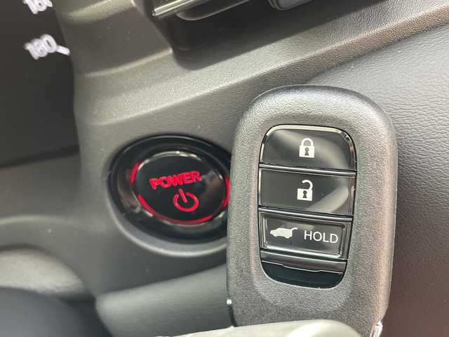 ホンダ ヴェゼル ハイブリッド e:HEV Z 愛知県 2025(令7)年 0.1千km プラチナホワイトパール ホンダセンシング/純正9型ディスプレイオーディオナビ/レーダークルーズコントロール/シートヒーター/バックカメラ/電動リアゲート/コーナーセンサー/純正アルミホイール/ETC2.0/ブラインドスポットモニター/LEDヘッドライト/ステアリングヒーター/ワイヤレス充電機/オートマチックハイビーム/ダウンヒルアシストコントロール/衝突軽減システム/フルセグ/Bluetooth/ステアリングスイッチ/スマートキー/プッシュスタート