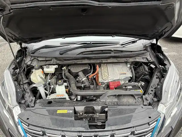 日産 セレナ e－パワー ハイウェイスター V 千葉県 2020(令2)年 6万km ダイヤモンドブラック 純正SDナビ（AM/FM/CD/DVD/Bluetooth）/フルセグTV/車外カメラカメラ（バック/サイド/全方位）/プロパイロット/エマージェンシーブレーキ/両側パワースライドドア/ドライブレコーダー/ETC/インテリジェントルームミラー/純正フロアマット/純正アルミホイール