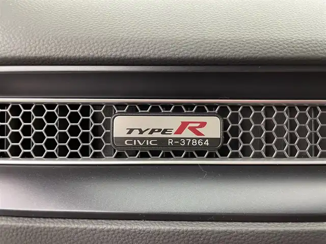 ホンダ シビック タイプR 群馬県 2025(令7)年 0.3万km チャンピオンシップホワイト HONDAコネクトディスプレイ/＝＝＝＝＝/・フルセグTV/USB/BT/FM/AM/・AppleCarPlay/AndroidAuto/＝＝＝＝＝/６速マニュアル　純正９インチナビ　Ｂカメラ　Ｂｒｅｍｂｏキャリパー　リアウィング　ホンダセンシング　純正１９インチＡＷ　ＢＳＭ　ＬＥＤヘッドライト　衝突軽減ブレーキ　クリアランスソナー　ＥＴＣ　禁煙車