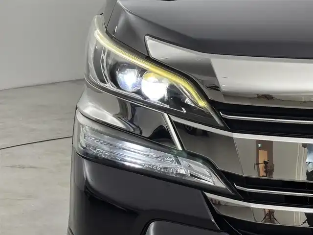 トヨタ ヴェルファイア Z Aエディション 福岡県 2017(平29)年 7.7万km バーニングブラッククリスタルシャインガラスフレーク ＴＲＤエアロ　/後席モニター　/純正９型ナビ（フルセグＴＶ）　/両側電動スライドドア　/クルーズコントロール　/衝突軽減　/コーナーセンサー　/レーンキープ　/オートライト　/横滑り防止　/オットマン　/ビルトインＥＴＣ