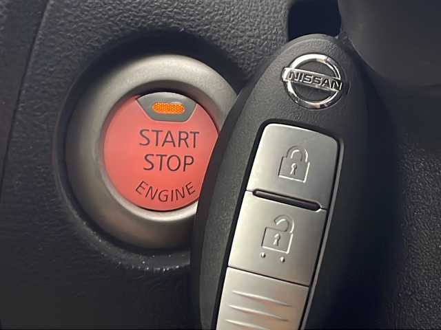 日産 ジューク 16GT FOUR 秋田県 2011(平23)年 3.5万km ラディアントレッド 4WD/純正ナビ　/ワンセグTV/AM/FM/CD/DVD/バックカメラ　/横滑り防止装置　/HIDヘッドライト　/フォグランプ　/オートライト　/スペアキー　/プッシュスタート　/純正アルミホイール　/社外フロアマット　/オートエアコン　/電動格納ミラー/取扱説明書/保証書