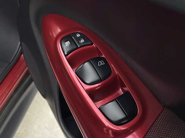 日産 ジューク 16GT FOUR 秋田県 2011(平23)年 3.5万km ラディアントレッド 4WD/純正ナビ　/ワンセグTV/AM/FM/CD/DVD/バックカメラ　/横滑り防止装置　/HIDヘッドライト　/フォグランプ　/オートライト　/スペアキー　/プッシュスタート　/純正アルミホイール　/社外フロアマット　/オートエアコン　/電動格納ミラー/取扱説明書/保証書