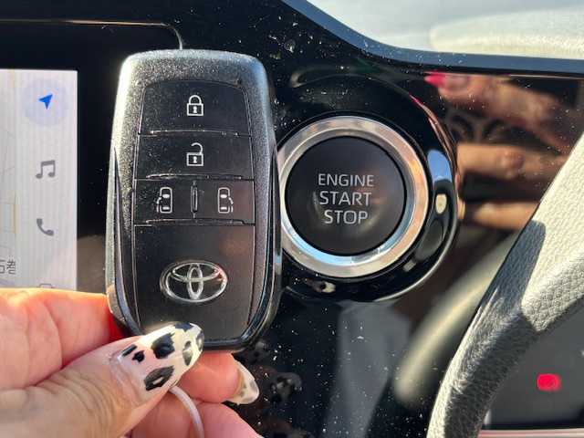 トヨタ ヴォクシー S－G 宮城県 2022(令4)年 2.6万km アティチュードブラックマイカ 登録時走行距離２５５１１ｋｍ/ワンオーナー/両側パワースライドドア/レーダークルーズコントロール/プリクラッシュセーフティ/バックカメラ/デジタルインナーミラー/純正ナビ/・フルセグテレビ/・Bluetooth/・ミラキャスト/レーンキープ/純正ドライブレコーダー/純正アルミホイール/ウインカーミラー/ＬＥＤヘッドライト/オートライト/オートマチックハイビーム/電動パーキング/ブレーキホールド/スマートキー/スペアキー/横滑り防止機能/純正フロアマット