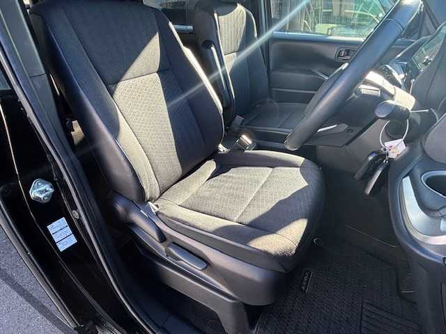 トヨタ ヴォクシー S－G 宮城県 2022(令4)年 2.6万km アティチュードブラックマイカ 登録時走行距離２５５１１ｋｍ/ワンオーナー/両側パワースライドドア/レーダークルーズコントロール/プリクラッシュセーフティ/バックカメラ/デジタルインナーミラー/純正ナビ/・フルセグテレビ/・Bluetooth/・ミラキャスト/レーンキープ/純正ドライブレコーダー/純正アルミホイール/ウインカーミラー/ＬＥＤヘッドライト/オートライト/オートマチックハイビーム/電動パーキング/ブレーキホールド/スマートキー/スペアキー/横滑り防止機能/純正フロアマット