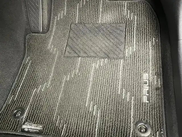 トヨタ プリウス Sツーリングセレクション 群馬県 2021(令3)年 6.3万km プラチナホワイトパールマイカ 純正８インチディスプレイオーディオ　パノラミックビューモニター　レーダークルーズコントロール　ＡＨＢ　シートヒーター　純正１７インチＡＷ　ステアリングリモコン　クリアランスソナー　ＥＴＣ２．０　禁煙車