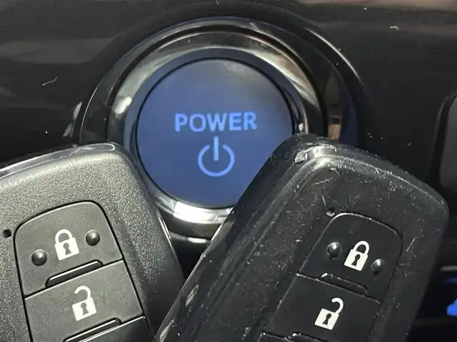 トヨタ プリウス Sツーリングセレクション 群馬県 2021(令3)年 6.3万km プラチナホワイトパールマイカ 純正８インチディスプレイオーディオ　パノラミックビューモニター　レーダークルーズコントロール　ＡＨＢ　シートヒーター　純正１７インチＡＷ　ステアリングリモコン　クリアランスソナー　ＥＴＣ２．０　禁煙車