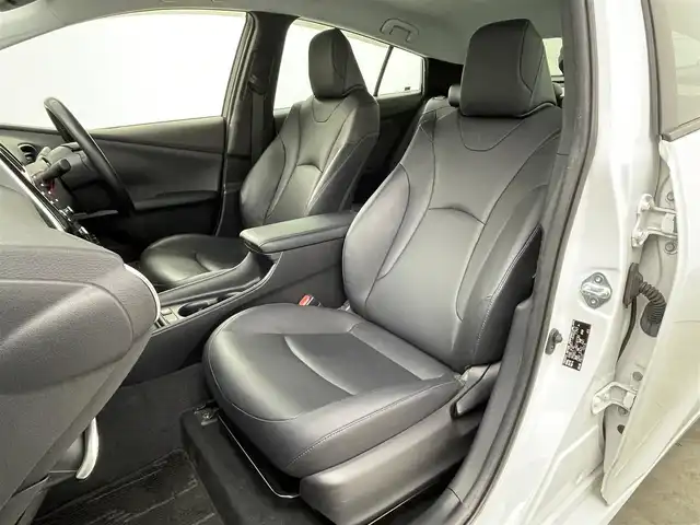 トヨタ プリウス Sツーリングセレクション 群馬県 2021(令3)年 6.3万km プラチナホワイトパールマイカ 純正８インチディスプレイオーディオ　パノラミックビューモニター　レーダークルーズコントロール　ＡＨＢ　シートヒーター　純正１７インチＡＷ　ステアリングリモコン　クリアランスソナー　ＥＴＣ２．０　禁煙車