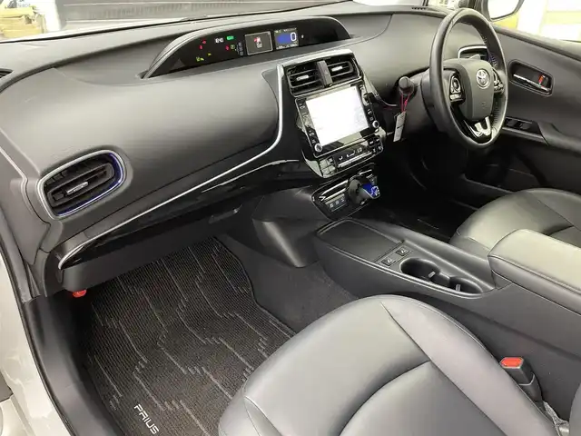 トヨタ プリウス Sツーリングセレクション 群馬県 2021(令3)年 6.3万km プラチナホワイトパールマイカ 純正８インチディスプレイオーディオ　パノラミックビューモニター　レーダークルーズコントロール　ＡＨＢ　シートヒーター　純正１７インチＡＷ　ステアリングリモコン　クリアランスソナー　ＥＴＣ２．０　禁煙車