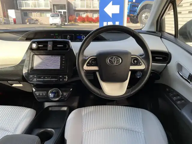 トヨタ プリウス S 道央・札幌 2016(平28)年 13.5万km ホワイトパールクリスタルシャイン (株)IDOMが運営する【じしゃロン札幌豊平店】の自社ローン専用車両になりますこちらは現金またはオートローンご利用時の価格です。自社ローンご希望の方は別途その旨お申付け下さい/スマートキー/純正ナビ・TV/バックカメラ/ETC/社外エアロ/社外17AW/LEDライト