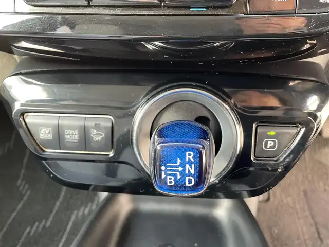 トヨタ プリウス S 道央・札幌 2016(平28)年 13.5万km ホワイトパールクリスタルシャイン (株)IDOMが運営する【じしゃロン札幌豊平店】の自社ローン専用車両になりますこちらは現金またはオートローンご利用時の価格です。自社ローンご希望の方は別途その旨お申付け下さい/スマートキー/純正ナビ・TV/バックカメラ/ETC/社外エアロ/社外17AW/LEDライト