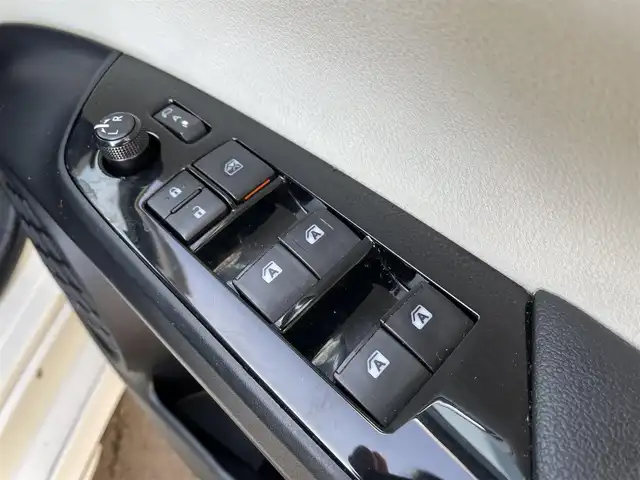 トヨタ プリウス S 道央・札幌 2016(平28)年 13.5万km ホワイトパールクリスタルシャイン (株)IDOMが運営する【じしゃロン札幌豊平店】の自社ローン専用車両になりますこちらは現金またはオートローンご利用時の価格です。自社ローンご希望の方は別途その旨お申付け下さい/スマートキー/純正ナビ・TV/バックカメラ/ETC/社外エアロ/社外17AW/LEDライト