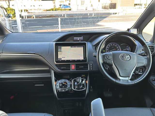 トヨタ エスクァイア ハイブリッド Gi 鳥取県 2016(平28)年 6.2万km ホワイトパールクリスタルシャイン ワンオーナー/純正SDナビ(NSZT-Y66T)/フルセグTV/AM/FM、CD/DVD/Bluetooth/ETC/ドライブレコーダー(前後)/LEDヘッドランプ（ハイ・ロービーム、オートレベリング機能付）/LEDフロントフォグランプ（標準装備）/15インチアルミホイール（標準装備）/合成皮革シート表皮（昇温降温抑制機能付）/快適温熱シート（運転席・助手席/ステアリングホイール＆シフトノブ（本革巻き、黒木目調加飾）/助手席シートバックテーブル（カップホルダー2個付、メッキガーニッシュ付）/デュアルエアコン/S-VSC（横滑り防止装置）/EBD付ABS（アンチロックブレーキシステム）/オートマチックハイビーム/両側パワースライドドア/シートヒーター/スタッドレスタイヤ4本積み込み