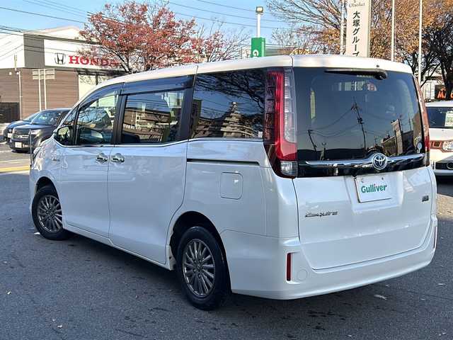 トヨタ エスクァイア ハイブリッド Gi 鳥取県 2016(平28)年 6.2万km ホワイトパールクリスタルシャイン ワンオーナー/純正SDナビ(NSZT-Y66T)/フルセグTV/AM/FM、CD/DVD/Bluetooth/ETC/ドライブレコーダー(前後)/LEDヘッドランプ（ハイ・ロービーム、オートレベリング機能付）/LEDフロントフォグランプ（標準装備）/15インチアルミホイール（標準装備）/合成皮革シート表皮（昇温降温抑制機能付）/快適温熱シート（運転席・助手席/ステアリングホイール＆シフトノブ（本革巻き、黒木目調加飾）/助手席シートバックテーブル（カップホルダー2個付、メッキガーニッシュ付）/デュアルエアコン/S-VSC（横滑り防止装置）/EBD付ABS（アンチロックブレーキシステム）/オートマチックハイビーム/両側パワースライドドア/シートヒーター/スタッドレスタイヤ4本積み込み