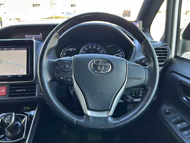 トヨタ エスクァイア ハイブリッド Gi 鳥取県 2016(平28)年 6.2万km ホワイトパールクリスタルシャイン ワンオーナー/純正SDナビ(NSZT-Y66T)/フルセグTV/AM/FM、CD/DVD/Bluetooth/ETC/ドライブレコーダー(前後)/LEDヘッドランプ（ハイ・ロービーム、オートレベリング機能付）/LEDフロントフォグランプ（標準装備）/15インチアルミホイール（標準装備）/合成皮革シート表皮（昇温降温抑制機能付）/快適温熱シート（運転席・助手席/ステアリングホイール＆シフトノブ（本革巻き、黒木目調加飾）/助手席シートバックテーブル（カップホルダー2個付、メッキガーニッシュ付）/デュアルエアコン/S-VSC（横滑り防止装置）/EBD付ABS（アンチロックブレーキシステム）/オートマチックハイビーム/両側パワースライドドア/シートヒーター/スタッドレスタイヤ4本積み込み