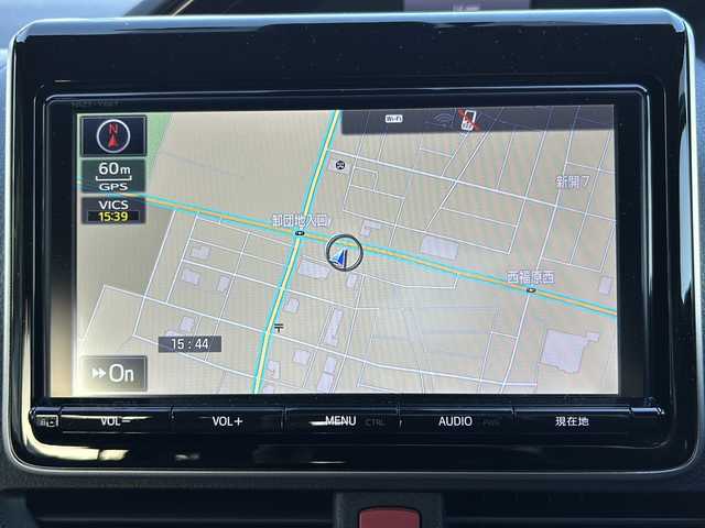 トヨタ エスクァイア ハイブリッド Gi 鳥取県 2016(平28)年 6.2万km ホワイトパールクリスタルシャイン ワンオーナー/純正SDナビ(NSZT-Y66T)/フルセグTV/AM/FM、CD/DVD/Bluetooth/ETC/ドライブレコーダー(前後)/LEDヘッドランプ（ハイ・ロービーム、オートレベリング機能付）/LEDフロントフォグランプ（標準装備）/15インチアルミホイール（標準装備）/合成皮革シート表皮（昇温降温抑制機能付）/快適温熱シート（運転席・助手席/ステアリングホイール＆シフトノブ（本革巻き、黒木目調加飾）/助手席シートバックテーブル（カップホルダー2個付、メッキガーニッシュ付）/デュアルエアコン/S-VSC（横滑り防止装置）/EBD付ABS（アンチロックブレーキシステム）/オートマチックハイビーム/両側パワースライドドア/シートヒーター/スタッドレスタイヤ4本積み込み