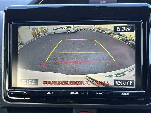 トヨタ エスクァイア ハイブリッド Gi 鳥取県 2016(平28)年 6.2万km ホワイトパールクリスタルシャイン ワンオーナー/純正SDナビ(NSZT-Y66T)/フルセグTV/AM/FM、CD/DVD/Bluetooth/ETC/ドライブレコーダー(前後)/LEDヘッドランプ（ハイ・ロービーム、オートレベリング機能付）/LEDフロントフォグランプ（標準装備）/15インチアルミホイール（標準装備）/合成皮革シート表皮（昇温降温抑制機能付）/快適温熱シート（運転席・助手席/ステアリングホイール＆シフトノブ（本革巻き、黒木目調加飾）/助手席シートバックテーブル（カップホルダー2個付、メッキガーニッシュ付）/デュアルエアコン/S-VSC（横滑り防止装置）/EBD付ABS（アンチロックブレーキシステム）/オートマチックハイビーム/両側パワースライドドア/シートヒーター/スタッドレスタイヤ4本積み込み