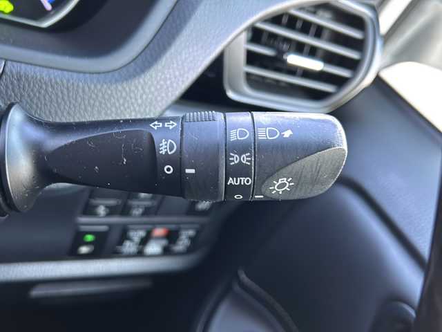 トヨタ エスクァイア ハイブリッド Gi 鳥取県 2016(平28)年 6.2万km ホワイトパールクリスタルシャイン ワンオーナー/純正SDナビ(NSZT-Y66T)/フルセグTV/AM/FM、CD/DVD/Bluetooth/ETC/ドライブレコーダー(前後)/LEDヘッドランプ（ハイ・ロービーム、オートレベリング機能付）/LEDフロントフォグランプ（標準装備）/15インチアルミホイール（標準装備）/合成皮革シート表皮（昇温降温抑制機能付）/快適温熱シート（運転席・助手席/ステアリングホイール＆シフトノブ（本革巻き、黒木目調加飾）/助手席シートバックテーブル（カップホルダー2個付、メッキガーニッシュ付）/デュアルエアコン/S-VSC（横滑り防止装置）/EBD付ABS（アンチロックブレーキシステム）/オートマチックハイビーム/両側パワースライドドア/シートヒーター/スタッドレスタイヤ4本積み込み