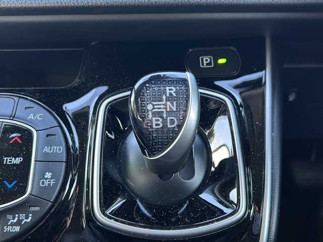 トヨタ エスクァイア ハイブリッド Gi 鳥取県 2016(平28)年 6.2万km ホワイトパールクリスタルシャイン ワンオーナー/純正SDナビ(NSZT-Y66T)/フルセグTV/AM/FM、CD/DVD/Bluetooth/ETC/ドライブレコーダー(前後)/LEDヘッドランプ（ハイ・ロービーム、オートレベリング機能付）/LEDフロントフォグランプ（標準装備）/15インチアルミホイール（標準装備）/合成皮革シート表皮（昇温降温抑制機能付）/快適温熱シート（運転席・助手席/ステアリングホイール＆シフトノブ（本革巻き、黒木目調加飾）/助手席シートバックテーブル（カップホルダー2個付、メッキガーニッシュ付）/デュアルエアコン/S-VSC（横滑り防止装置）/EBD付ABS（アンチロックブレーキシステム）/オートマチックハイビーム/両側パワースライドドア/シートヒーター/スタッドレスタイヤ4本積み込み