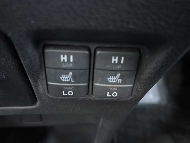 トヨタ エスクァイア ハイブリッド Gi 鳥取県 2016(平28)年 6.2万km ホワイトパールクリスタルシャイン ワンオーナー/純正SDナビ(NSZT-Y66T)/フルセグTV/AM/FM、CD/DVD/Bluetooth/ETC/ドライブレコーダー(前後)/LEDヘッドランプ（ハイ・ロービーム、オートレベリング機能付）/LEDフロントフォグランプ（標準装備）/15インチアルミホイール（標準装備）/合成皮革シート表皮（昇温降温抑制機能付）/快適温熱シート（運転席・助手席/ステアリングホイール＆シフトノブ（本革巻き、黒木目調加飾）/助手席シートバックテーブル（カップホルダー2個付、メッキガーニッシュ付）/デュアルエアコン/S-VSC（横滑り防止装置）/EBD付ABS（アンチロックブレーキシステム）/オートマチックハイビーム/両側パワースライドドア/シートヒーター/スタッドレスタイヤ4本積み込み