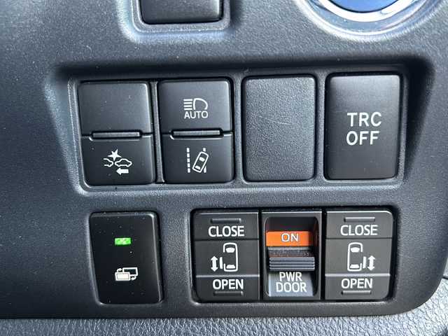 トヨタ エスクァイア ハイブリッド Gi 鳥取県 2016(平28)年 6.2万km ホワイトパールクリスタルシャイン ワンオーナー/純正SDナビ(NSZT-Y66T)/フルセグTV/AM/FM、CD/DVD/Bluetooth/ETC/ドライブレコーダー(前後)/LEDヘッドランプ（ハイ・ロービーム、オートレベリング機能付）/LEDフロントフォグランプ（標準装備）/15インチアルミホイール（標準装備）/合成皮革シート表皮（昇温降温抑制機能付）/快適温熱シート（運転席・助手席/ステアリングホイール＆シフトノブ（本革巻き、黒木目調加飾）/助手席シートバックテーブル（カップホルダー2個付、メッキガーニッシュ付）/デュアルエアコン/S-VSC（横滑り防止装置）/EBD付ABS（アンチロックブレーキシステム）/オートマチックハイビーム/両側パワースライドドア/シートヒーター/スタッドレスタイヤ4本積み込み