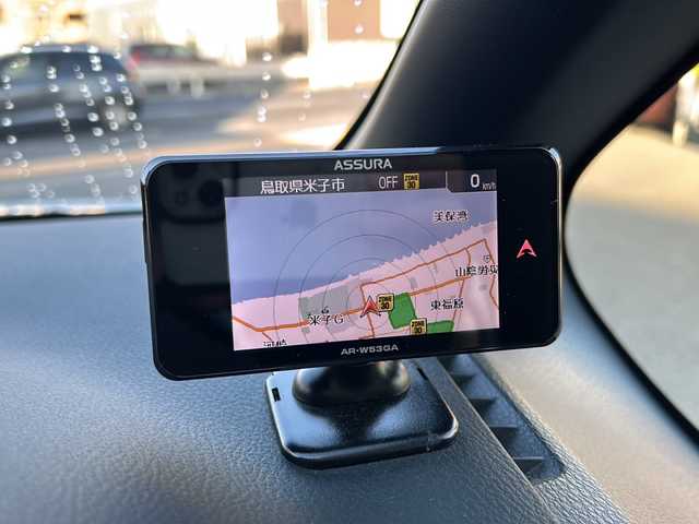 トヨタ エスクァイア ハイブリッド Gi 鳥取県 2016(平28)年 6.2万km ホワイトパールクリスタルシャイン ワンオーナー/純正SDナビ(NSZT-Y66T)/フルセグTV/AM/FM、CD/DVD/Bluetooth/ETC/ドライブレコーダー(前後)/LEDヘッドランプ（ハイ・ロービーム、オートレベリング機能付）/LEDフロントフォグランプ（標準装備）/15インチアルミホイール（標準装備）/合成皮革シート表皮（昇温降温抑制機能付）/快適温熱シート（運転席・助手席/ステアリングホイール＆シフトノブ（本革巻き、黒木目調加飾）/助手席シートバックテーブル（カップホルダー2個付、メッキガーニッシュ付）/デュアルエアコン/S-VSC（横滑り防止装置）/EBD付ABS（アンチロックブレーキシステム）/オートマチックハイビーム/両側パワースライドドア/シートヒーター/スタッドレスタイヤ4本積み込み