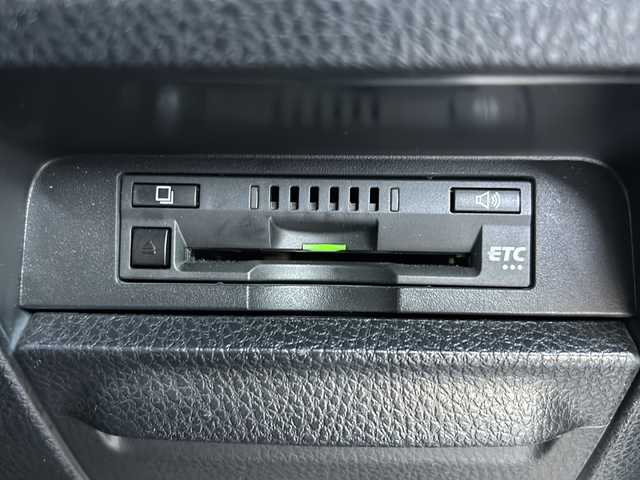 トヨタ エスクァイア ハイブリッド Gi 鳥取県 2016(平28)年 6.2万km ホワイトパールクリスタルシャイン ワンオーナー/純正SDナビ(NSZT-Y66T)/フルセグTV/AM/FM、CD/DVD/Bluetooth/ETC/ドライブレコーダー(前後)/LEDヘッドランプ（ハイ・ロービーム、オートレベリング機能付）/LEDフロントフォグランプ（標準装備）/15インチアルミホイール（標準装備）/合成皮革シート表皮（昇温降温抑制機能付）/快適温熱シート（運転席・助手席/ステアリングホイール＆シフトノブ（本革巻き、黒木目調加飾）/助手席シートバックテーブル（カップホルダー2個付、メッキガーニッシュ付）/デュアルエアコン/S-VSC（横滑り防止装置）/EBD付ABS（アンチロックブレーキシステム）/オートマチックハイビーム/両側パワースライドドア/シートヒーター/スタッドレスタイヤ4本積み込み