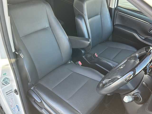 トヨタ エスクァイア ハイブリッド Gi 鳥取県 2016(平28)年 6.2万km ホワイトパールクリスタルシャイン ワンオーナー/純正SDナビ(NSZT-Y66T)/フルセグTV/AM/FM、CD/DVD/Bluetooth/ETC/ドライブレコーダー(前後)/LEDヘッドランプ（ハイ・ロービーム、オートレベリング機能付）/LEDフロントフォグランプ（標準装備）/15インチアルミホイール（標準装備）/合成皮革シート表皮（昇温降温抑制機能付）/快適温熱シート（運転席・助手席/ステアリングホイール＆シフトノブ（本革巻き、黒木目調加飾）/助手席シートバックテーブル（カップホルダー2個付、メッキガーニッシュ付）/デュアルエアコン/S-VSC（横滑り防止装置）/EBD付ABS（アンチロックブレーキシステム）/オートマチックハイビーム/両側パワースライドドア/シートヒーター/スタッドレスタイヤ4本積み込み