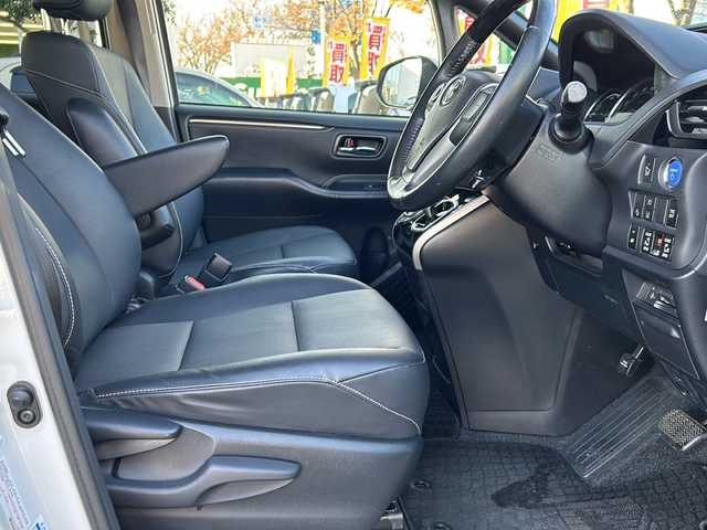 トヨタ エスクァイア ハイブリッド Gi 鳥取県 2016(平28)年 6.2万km ホワイトパールクリスタルシャイン ワンオーナー/純正SDナビ(NSZT-Y66T)/フルセグTV/AM/FM、CD/DVD/Bluetooth/ETC/ドライブレコーダー(前後)/LEDヘッドランプ（ハイ・ロービーム、オートレベリング機能付）/LEDフロントフォグランプ（標準装備）/15インチアルミホイール（標準装備）/合成皮革シート表皮（昇温降温抑制機能付）/快適温熱シート（運転席・助手席/ステアリングホイール＆シフトノブ（本革巻き、黒木目調加飾）/助手席シートバックテーブル（カップホルダー2個付、メッキガーニッシュ付）/デュアルエアコン/S-VSC（横滑り防止装置）/EBD付ABS（アンチロックブレーキシステム）/オートマチックハイビーム/両側パワースライドドア/シートヒーター/スタッドレスタイヤ4本積み込み