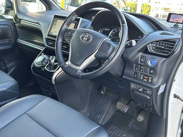 トヨタ エスクァイア ハイブリッド Gi 鳥取県 2016(平28)年 6.2万km ホワイトパールクリスタルシャイン ワンオーナー/純正SDナビ(NSZT-Y66T)/フルセグTV/AM/FM、CD/DVD/Bluetooth/ETC/ドライブレコーダー(前後)/LEDヘッドランプ（ハイ・ロービーム、オートレベリング機能付）/LEDフロントフォグランプ（標準装備）/15インチアルミホイール（標準装備）/合成皮革シート表皮（昇温降温抑制機能付）/快適温熱シート（運転席・助手席/ステアリングホイール＆シフトノブ（本革巻き、黒木目調加飾）/助手席シートバックテーブル（カップホルダー2個付、メッキガーニッシュ付）/デュアルエアコン/S-VSC（横滑り防止装置）/EBD付ABS（アンチロックブレーキシステム）/オートマチックハイビーム/両側パワースライドドア/シートヒーター/スタッドレスタイヤ4本積み込み