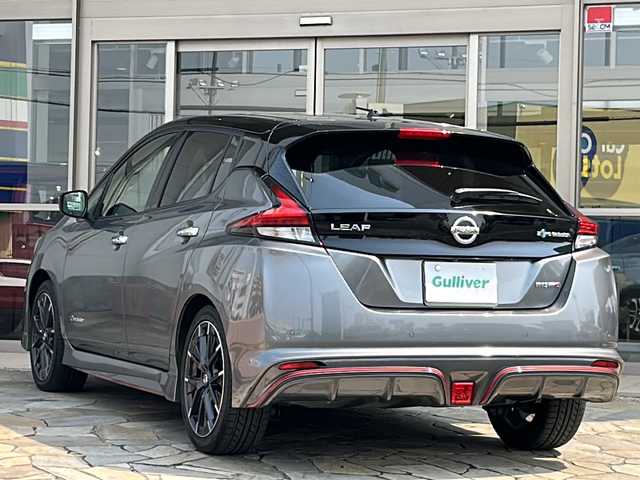 日産 リーフ ニスモ 静岡県 2019(令1)年 8.1万km ダークメタルグレー/スーパーブラック2トーン ナビ/・バックモニター/・Bluetooth/・CD/DVD/・フルセグTV/主要装備/・プッシュスタート/・ETC車載器/・前席シートヒーター/・純正フロアマット/・純正18インチAW/・LEDヘッドライト/・スマートキー/・スペアキー/・オートライト/安全装備/・プロパイロット/・インテリジェントエマージェンシーブレーキ/・前後コーナーセンサー/・側方支援/・後側方支援/・標識認識システム