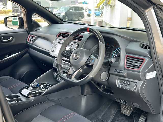 日産 リーフ ニスモ 静岡県 2019(令1)年 8.1万km ダークメタルグレー/スーパーブラック2トーン ナビ/・バックモニター/・Bluetooth/・CD/DVD/・フルセグTV/主要装備/・プッシュスタート/・ETC車載器/・前席シートヒーター/・純正フロアマット/・純正18インチAW/・LEDヘッドライト/・スマートキー/・スペアキー/・オートライト/安全装備/・プロパイロット/・インテリジェントエマージェンシーブレーキ/・前後コーナーセンサー/・側方支援/・後側方支援/・標識認識システム