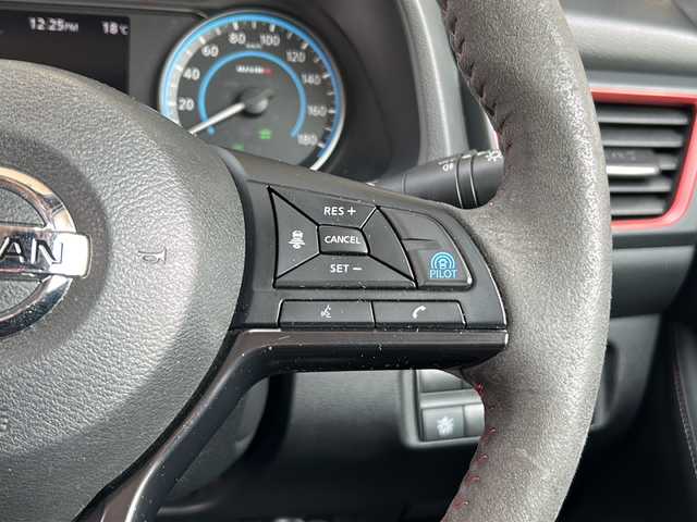 日産 リーフ ニスモ 静岡県 2019(令1)年 8.1万km ダークメタルグレー/スーパーブラック2トーン ナビ/・バックモニター/・Bluetooth/・CD/DVD/・フルセグTV/主要装備/・プッシュスタート/・ETC車載器/・前席シートヒーター/・純正フロアマット/・純正18インチAW/・LEDヘッドライト/・スマートキー/・スペアキー/・オートライト/安全装備/・プロパイロット/・インテリジェントエマージェンシーブレーキ/・前後コーナーセンサー/・側方支援/・後側方支援/・標識認識システム