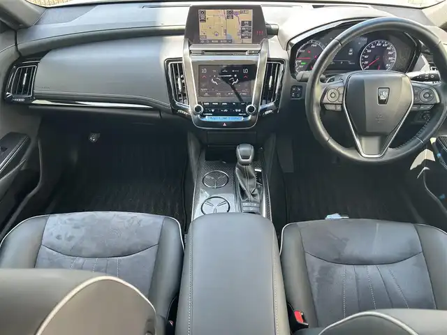トヨタ クラウン ハイブリッド RS アドバンス 滋賀県 2019(平31)年 4万km ホワイトパールクリスタルシャイン ガソリン（ハイブリッド）/2WD(FR)/CVT/チルト＆スライド電動ムーンルーフ/8インチ純正ナビ/(FM/AM/CD/DVD/フルセグ/Bluetooth)/前後ドライブレコーダー/ETC2.0/パノラミックビューモニター/バックカメラ/ＴｏｙｏｔａＳａｆｅｔｙＳｅｎｓｅ/・プリクラッシュブレーキアシスト	/・踏み間違い防止アシスト	/・レーンキープアシスト	/・レーダークルーズコントロール/・ブラインドスポットモニター/・リヤクロストラフィックオートブレーキ/運転席・助手席シートヒーター/自動防眩インナーミラー/電動格納ミラー/電動パーキング/ブレーキホールド/革巻きステアリング/ステアリングスイッチ/パドルシフト/オートライト/LEDヘッドライト/フロントフォグ/オートマチックハイビーム/フルオートエアコン/プッシュスタート/スマートキー/カードキー/純正フロアマット