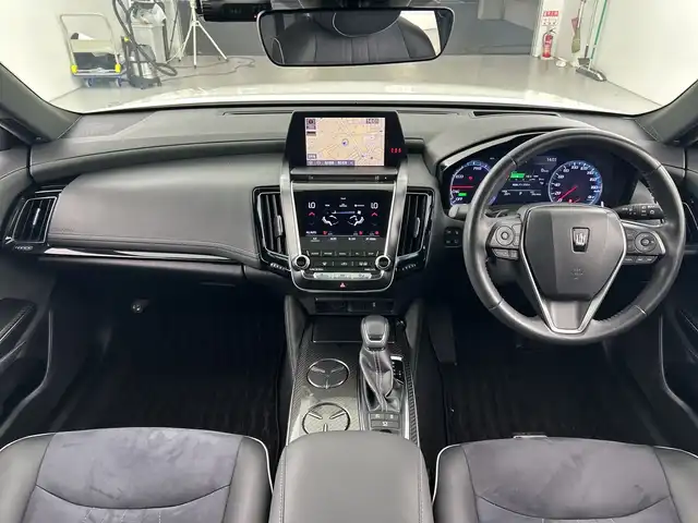 トヨタ クラウン ハイブリッド RS アドバンス 愛知県 2019(平31)年 4万km ホワイトパールクリスタルシャイン 8インチ純正ナビ/(FM/AM/CD/DVD/フルセグ/Bluetooth)/ムーンルーフ/パノラミックビューモニター/ＴｏｙｏｔａＳａｆｅｔｙＳｅｎｓｅ/・プリクラッシュブレーキアシスト/・オートマチックハイビーム	/・踏み間違い防止アシスト	/・レーンキープアシスト	/・レーダークルーズコントロール/・ブラインドスポットモニター/・リヤクロストラフィックオートブレーキ/パーキングアシスト/前後ドライブレコーダー/ETC2.0/前席シートヒーター/パワーシート/メモリシート/自動防眩インナーミラー/電動格納ミラー/電動パーキング/ブレーキホールド/革巻きステアリング/ステアリングスイッチ/パドルシフト/オートライト/LEDヘッドライト/フロントフォグライト/フルオートエアコン/プッシュスタート/スマートキー/カードキー/純正フロアマット