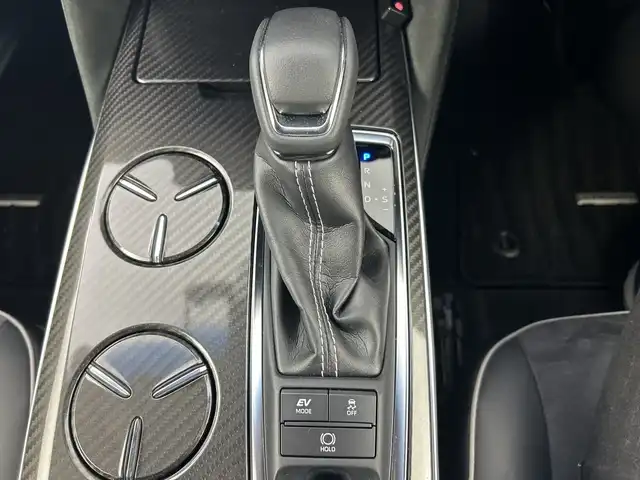 トヨタ クラウン ハイブリッド RS アドバンス 愛知県 2019(平31)年 4万km ホワイトパールクリスタルシャイン 8インチ純正ナビ/(FM/AM/CD/DVD/フルセグ/Bluetooth)/ムーンルーフ/パノラミックビューモニター/ＴｏｙｏｔａＳａｆｅｔｙＳｅｎｓｅ/・プリクラッシュブレーキアシスト/・オートマチックハイビーム	/・踏み間違い防止アシスト	/・レーンキープアシスト	/・レーダークルーズコントロール/・ブラインドスポットモニター/・リヤクロストラフィックオートブレーキ/パーキングアシスト/前後ドライブレコーダー/ETC2.0/前席シートヒーター/パワーシート/メモリシート/自動防眩インナーミラー/電動格納ミラー/電動パーキング/ブレーキホールド/革巻きステアリング/ステアリングスイッチ/パドルシフト/オートライト/LEDヘッドライト/フロントフォグライト/フルオートエアコン/プッシュスタート/スマートキー/カードキー/純正フロアマット